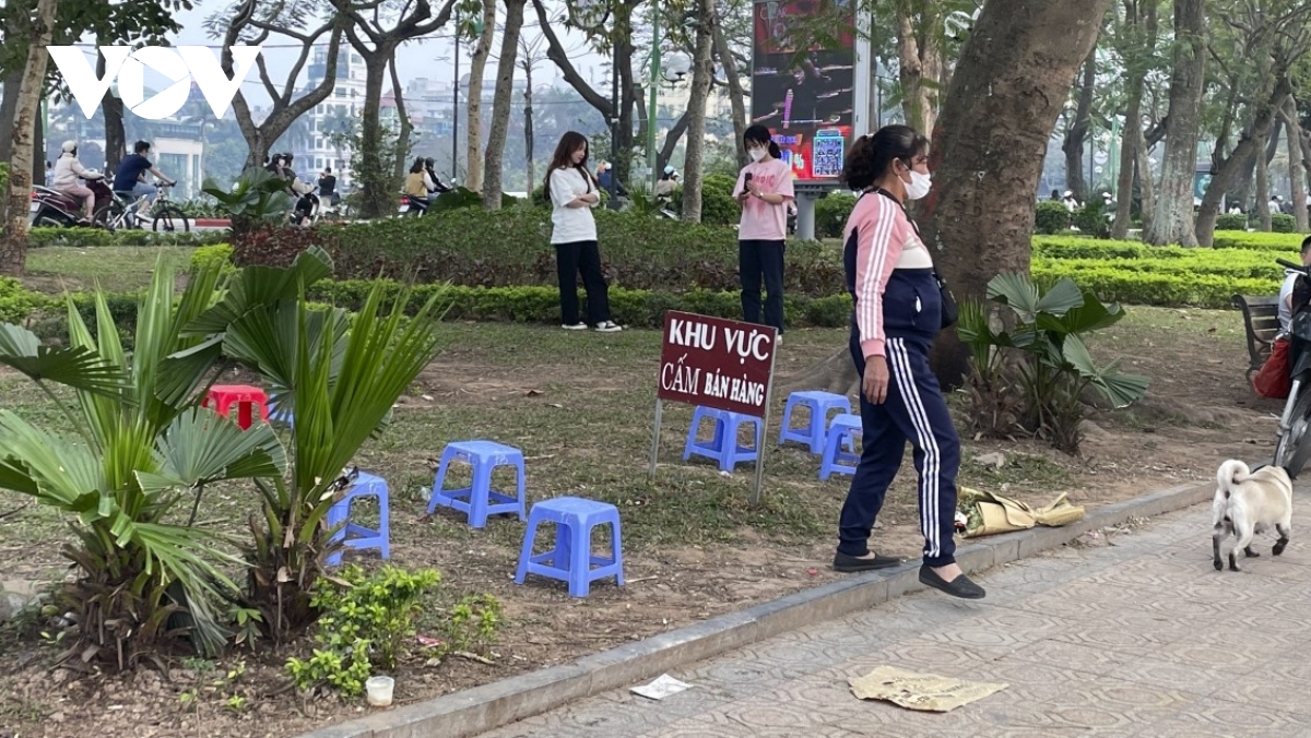 Hà Nội dẹp vỉa hè, phường lại làm ngơ mặc hàng quán lấn chiếm?